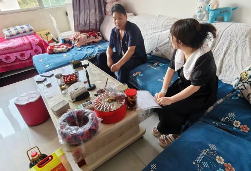 灵台县管理部联合基层支部“互联共建”社区开展困难群众走访慰问活动